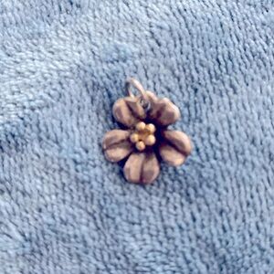 James Avery retire flower pendant